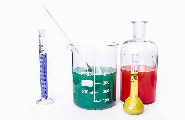 naczynia-laboratoryjne-kolba-zlewka-menzurka-kolorowe-ciecze